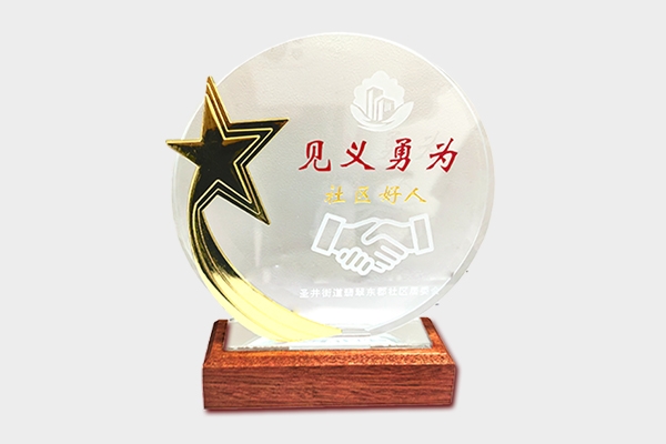 点赞丨“逆行”真英雄，救火显担当！