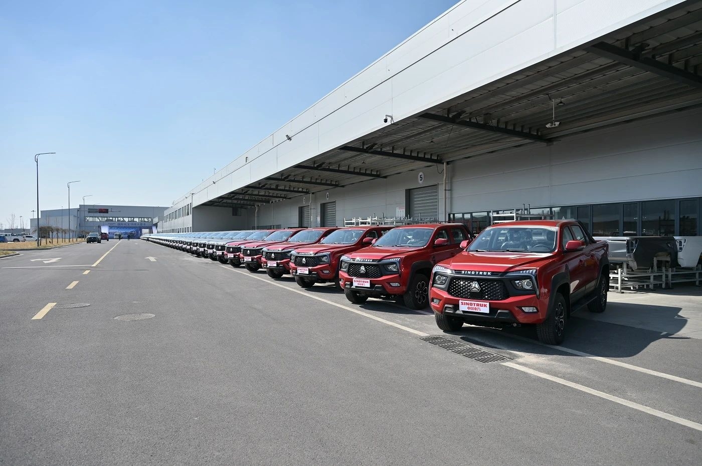 南美市场500台订单首批交车！山东重工中国尊龙凯时人生就是博z6com集团搏胜皮卡创海外出口新纪录